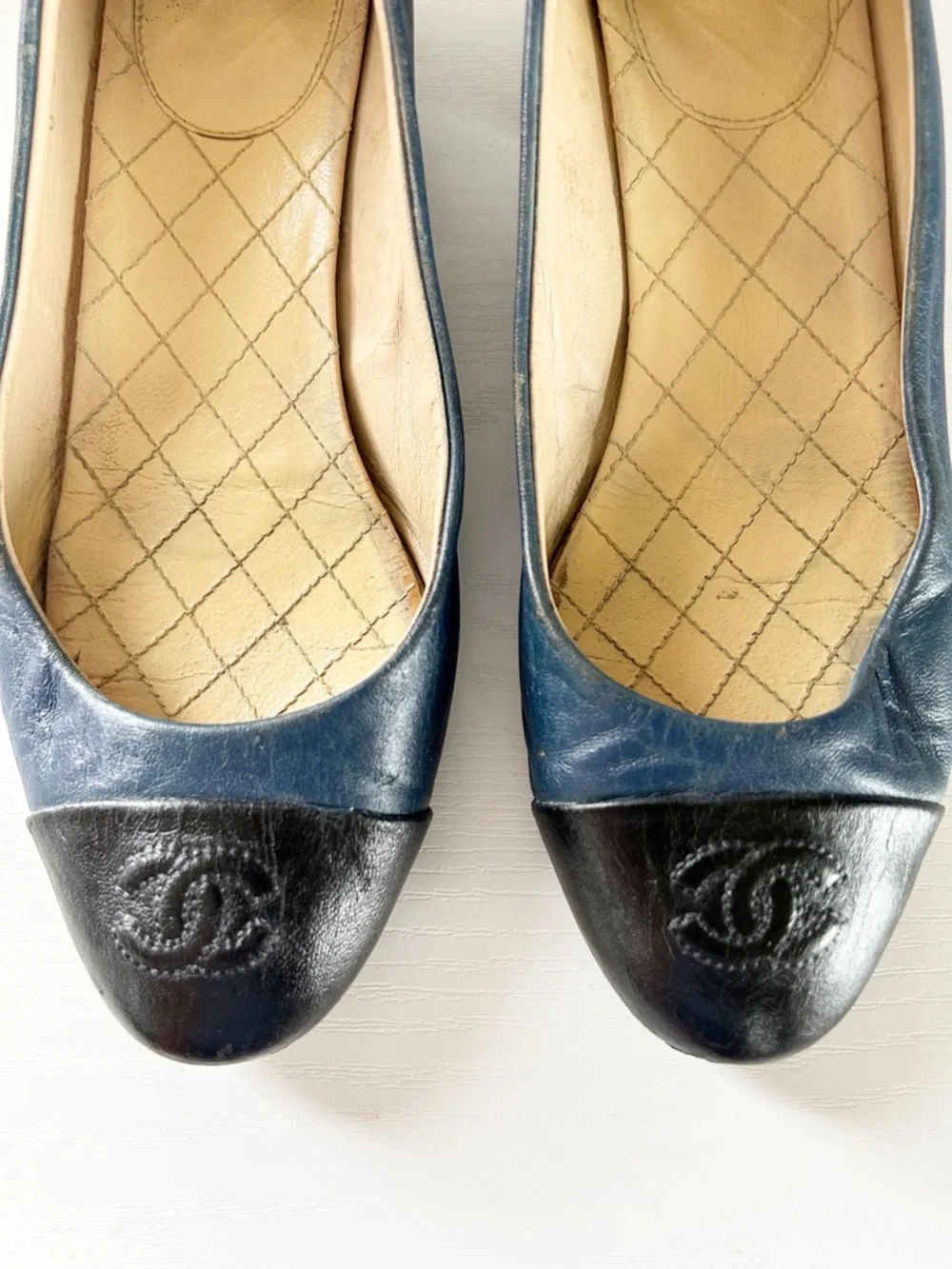 Chanel Vintage Two Tone CC Cap Toe Leather Pumps Size EU 37.5